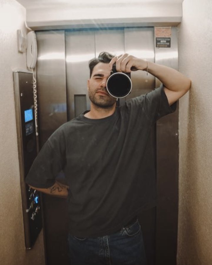 Eder Harald con su cámara frente al espejo de un ascensor