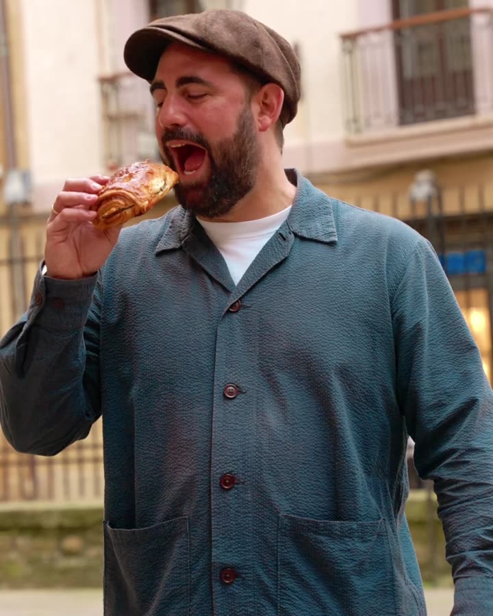 Paco mordiendo un hojaldre en la calle